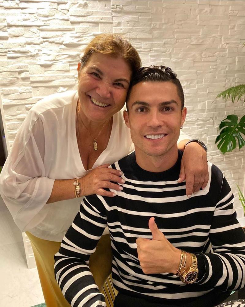 El impresionante regalo de Cristiano Ronaldo a su mamá: un lujoso Porsche que sale 500 mil euros