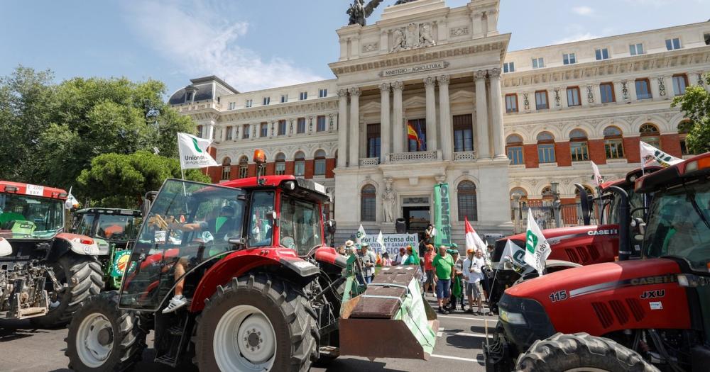 El conflicto con el campo en Europa: las protestas agrarias cortan las principales rutas de España y prometen bloquear Madrid este sábado