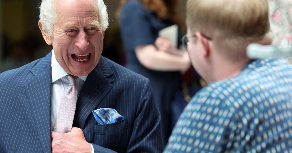 Más delgado y pálido, el rey Carlos III retomó su agenda oficial con una visita a un centro oncológico