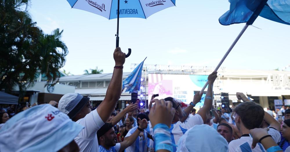 El banderazo argentino en Miami: bajo un calor agobiante, los fanáticos de la Scaloneta fueron “locales otra vez”