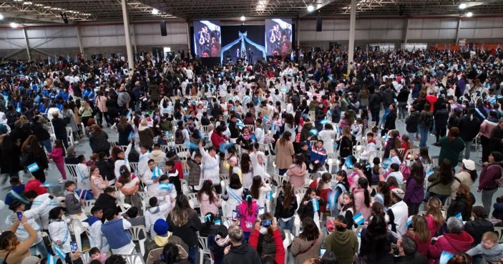 Promesa a la bandera multitudinaria en Ezeiza