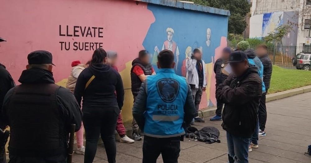 Desbarataron una banda que usaba a un bebé para vender drogas en Constitución y detuvieron a cinco personas