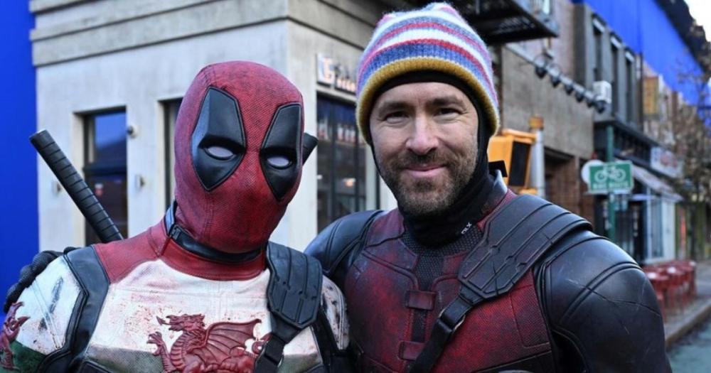 Quién es el futbolista enmascarado que comparte escena con Ryan Reynolds en “Deadpool & Wolverine”