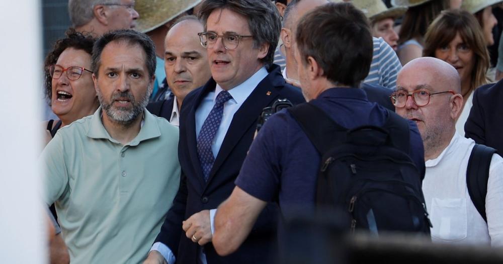 Cataluña: Carles Puigdemont regresó a España y la policía desata una cacería para detenerlo