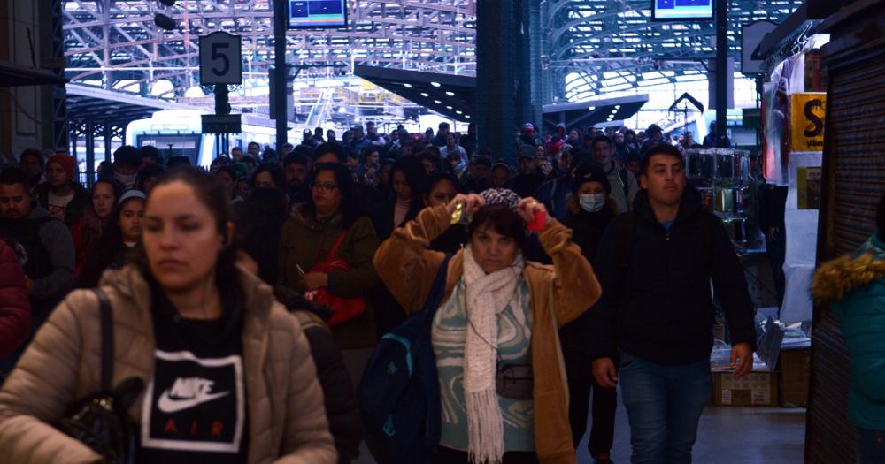 Tensión en Constitución: empleados se encerraron en una oficina e intervino la policía ante la bronca de los pasajeros por las demoras en el tren Roca