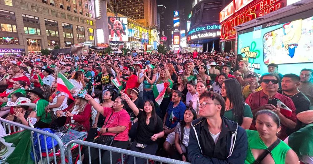 Miles de mexicanos se toman Times Square para celebrar el Grito de Dolores