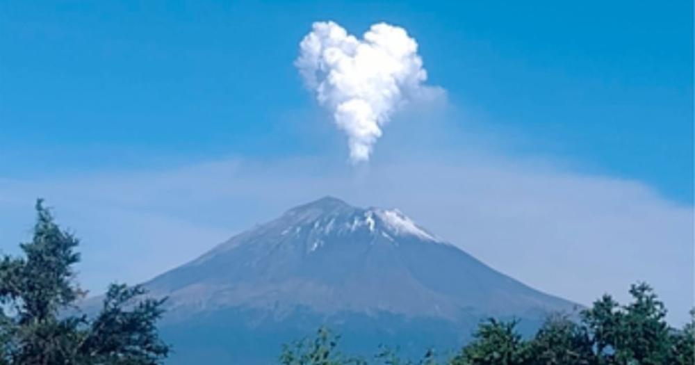 Un volcán lanzó una fumarola en forma de corazón y revivió una vieja leyenda