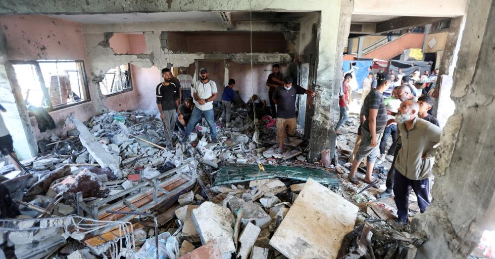 Israel bombardea un refugio para desplazados en Gaza: habría más al menos 27 muertos