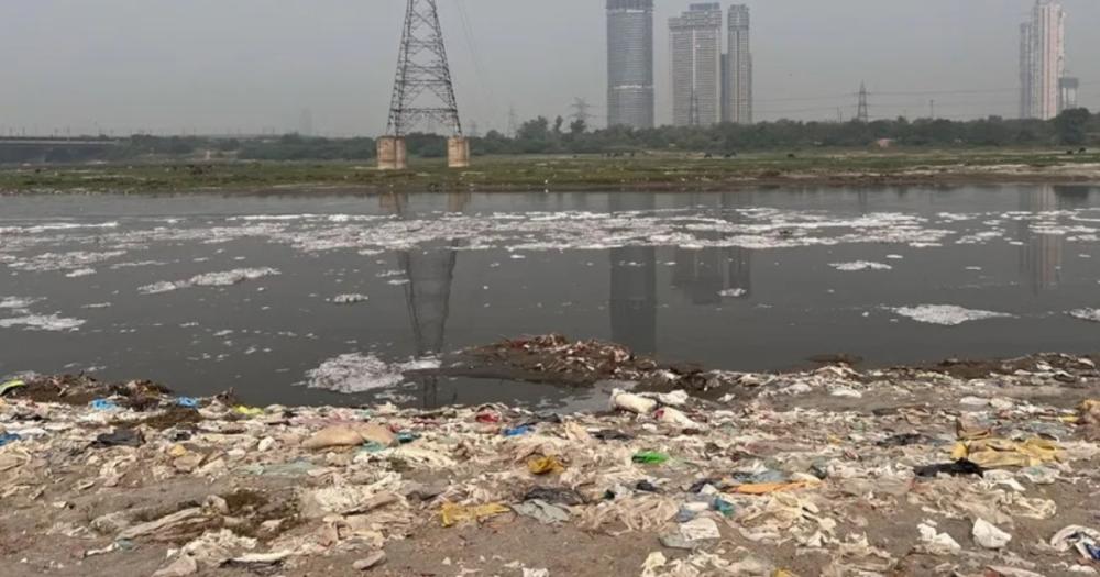 Yamuna, el río sagrado y “venenoso” que cruza Nueva Delhi