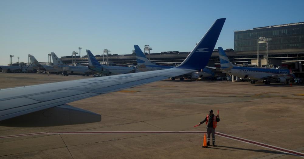 Aerolíneas y los paros salvajes: El caso de Frondizi y la huelga de los ferroviarios