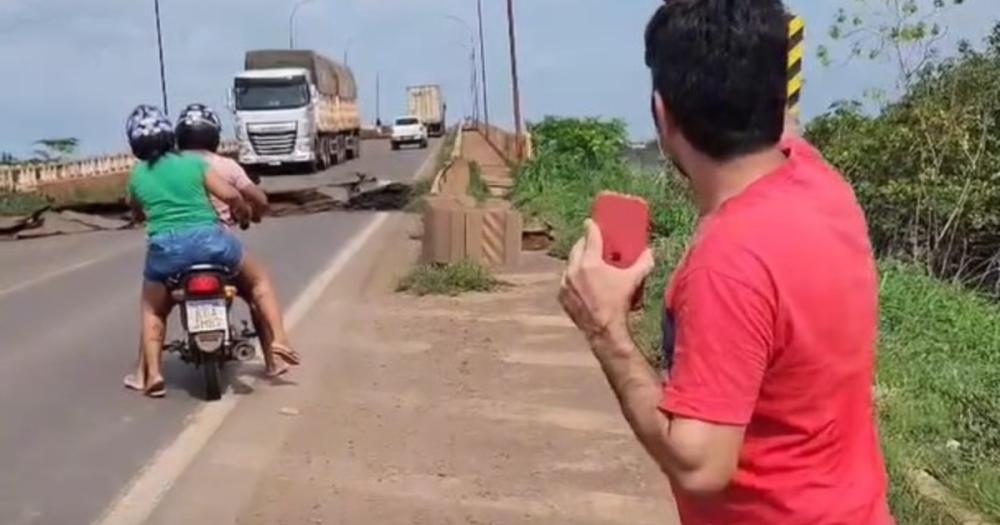 Colapsó un puente en Brasil y hay al menos un muerto: un concejal filmó el momento del derrumbe