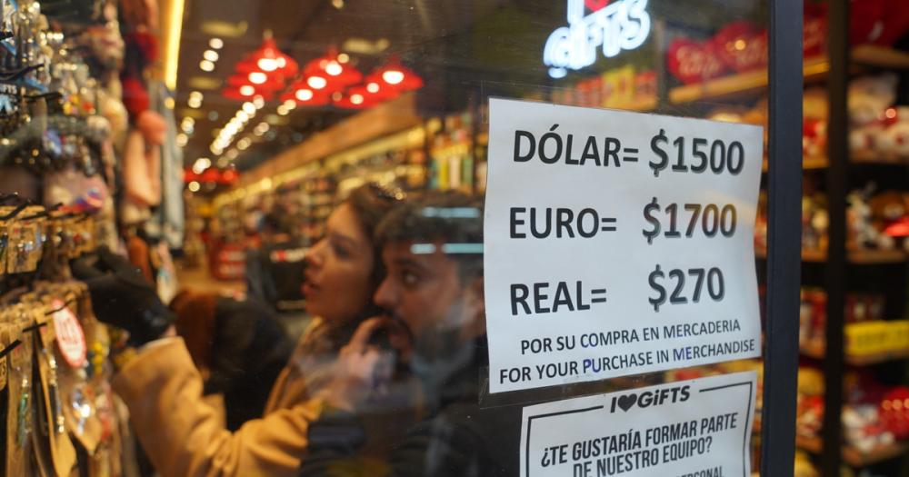 Los comercios podrán exhibir precios en dólares desde este viernes