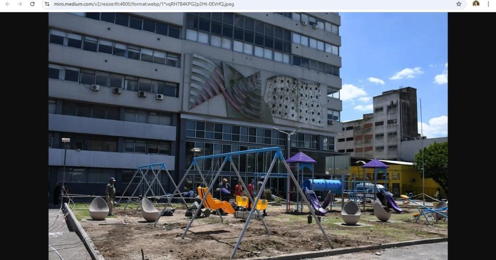 Un municipio puso juegos en una plaza para sacar a los manteros