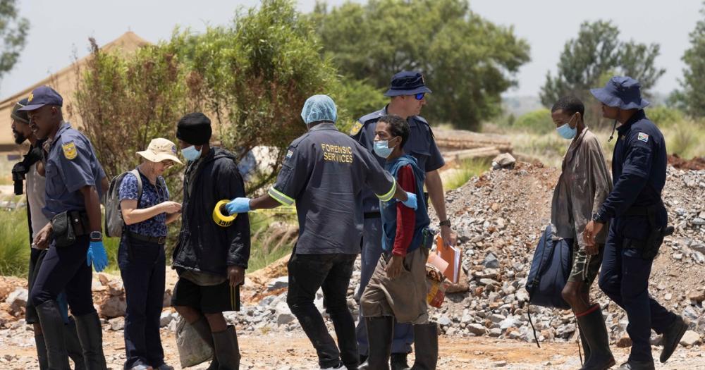 Encuentran 78 cadáveres en una mina de oro en Sudáfrica: “El lugar huele a cuerpos en descomposición”