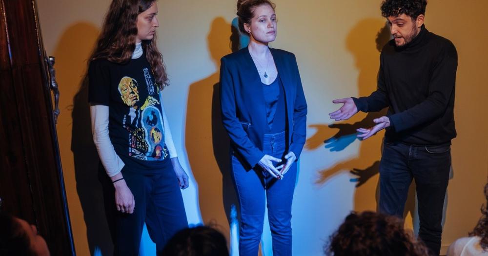 De Zoom a Microteatro Buenos Aires: una obra interactiva de 15 minutos protagonizada por una actriz de “El Clan” y un jurado de batallas de rap