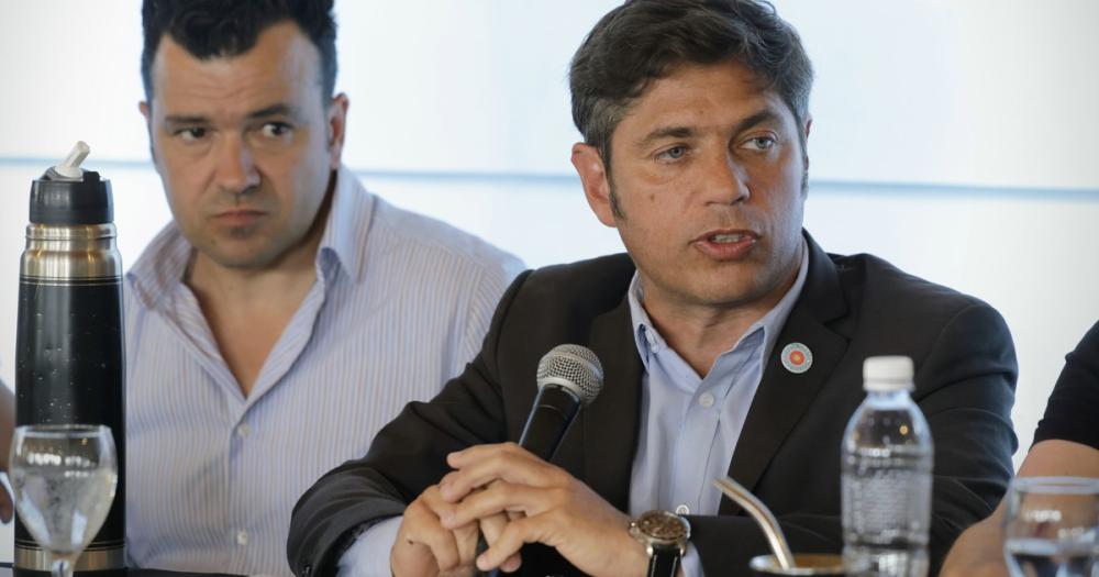 Axel Kicillof acusó a Javier Milei de entregar la soberanía a cambio de “palmaditas en la espalda y premios truchos”