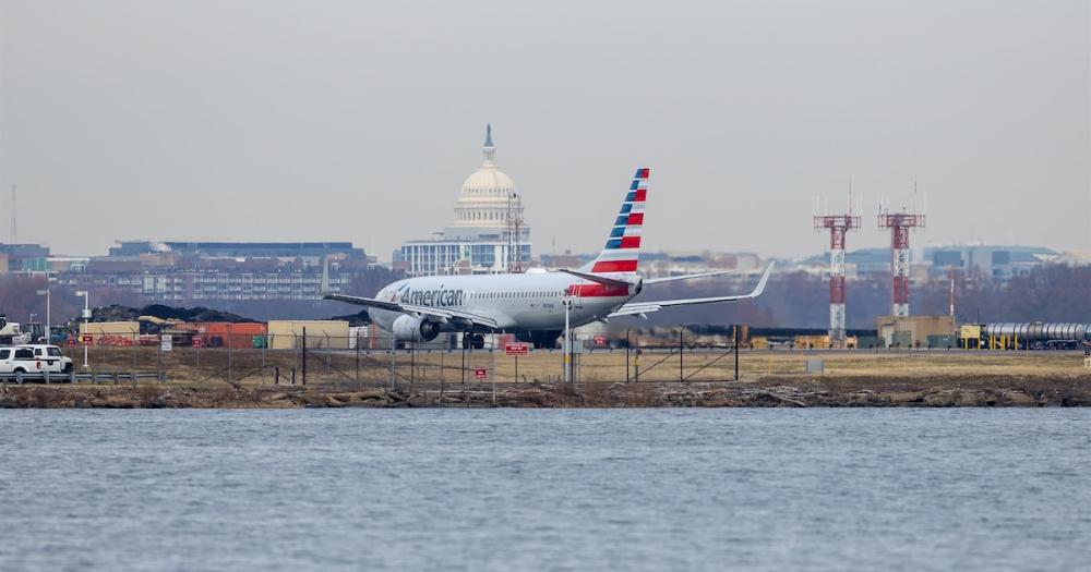 Un avión de pasajeros choca con un helicóptero militar en Washington (EEUU)