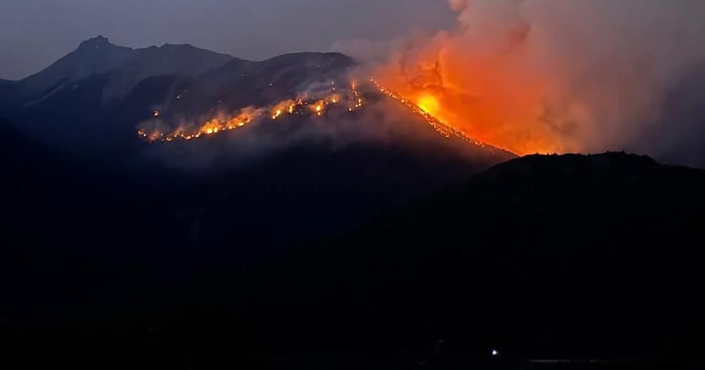 Incendio en El Bolsón: el fuego tiene en vilo a varios parajes poblados y ya son cerca de mil los vecinos evacuados