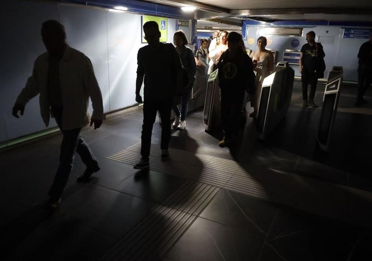 Un monumental apagón sin aclarar sume a España en el caos