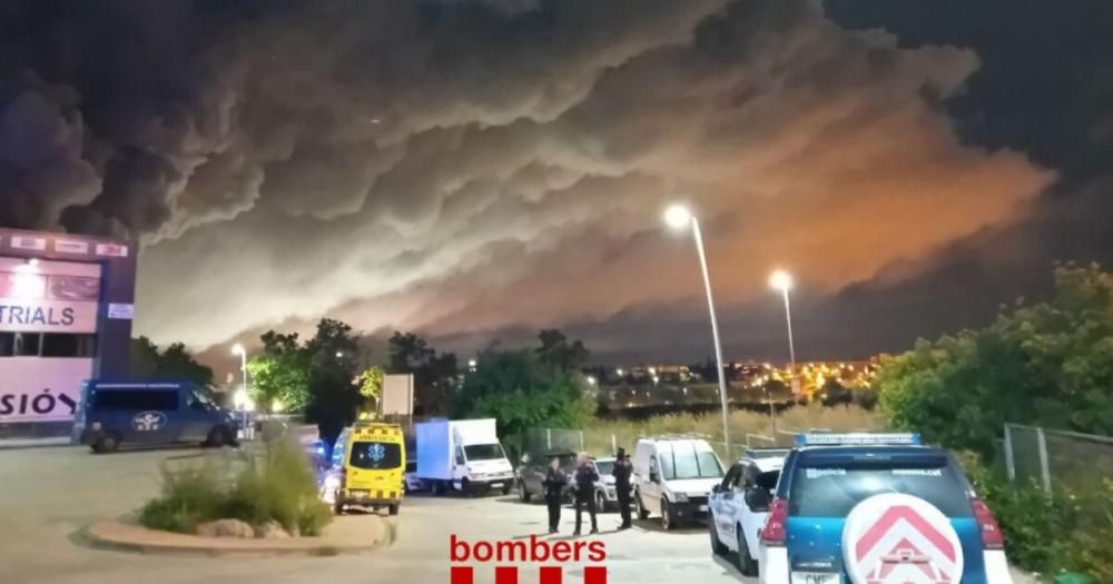 Emergencia química: Cataluña confina a cinco municipios por un incendio en un fábrica con 70  toneladas de cloro para piscinas