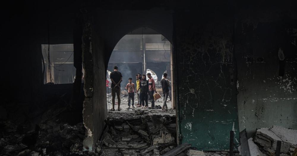Mueren unas 20 personas por un bombardeo israelí contra una escuela con desplazados en Gaza