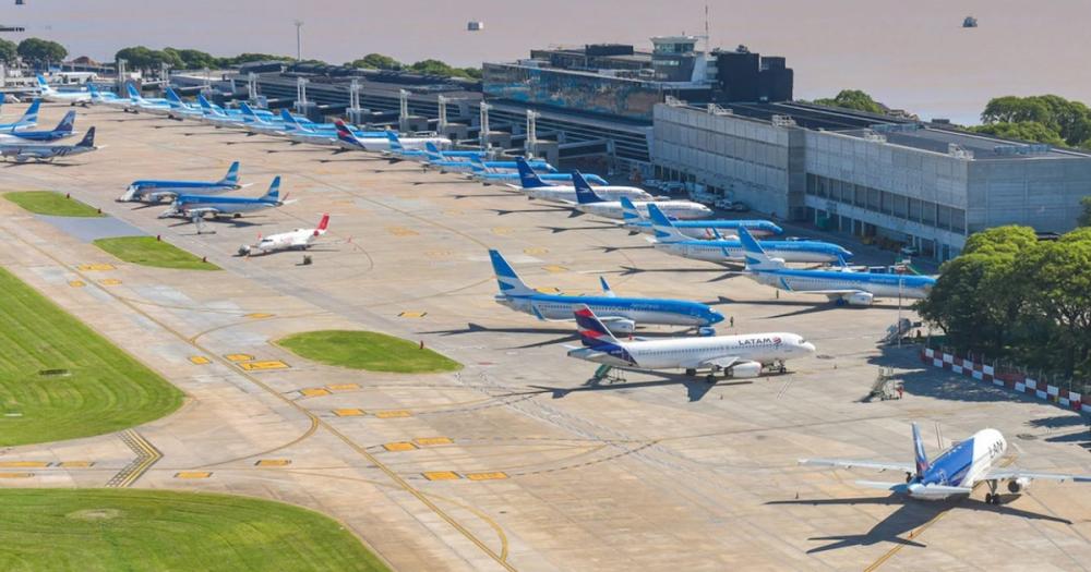 Demoras en aeropuertos: los retrasos de más de 8 horas aumentaron 310% en mayo