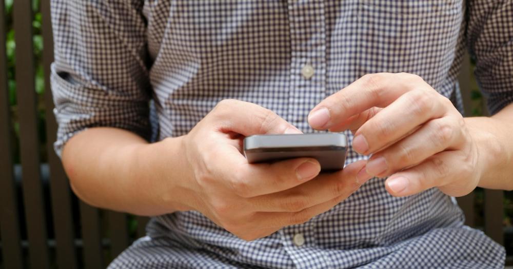Un adolescente acaba en urgencias con síntomas de abstinencia después de que sus padres le quitaran el móvil