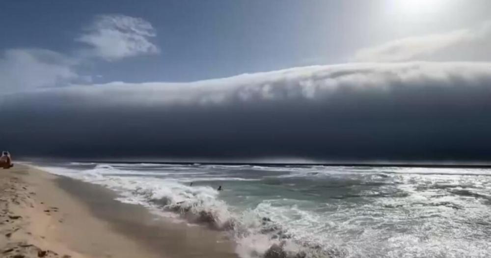 Ola de calor en Europa: el increíble “tsunami de nubes” que sorprendió a expertos y turistas en las playas de Portugal