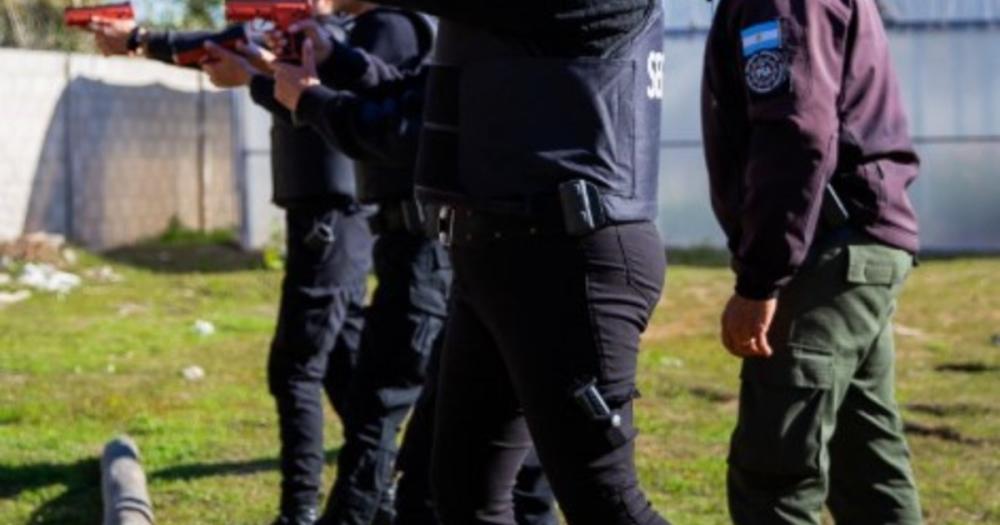 Con armas no letales, refuerzan la seguridad en Tres de Febrero