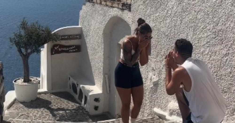Viajó a Santorini para sorprender a su novia con una propuesta, pero salió mal: “Nadie podría haberlo anticipado”