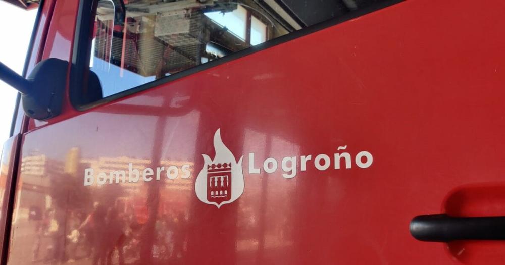 Sofocado el incendio en un vehículo ubicado en una bajera de Avenida de Madrid en Lardero