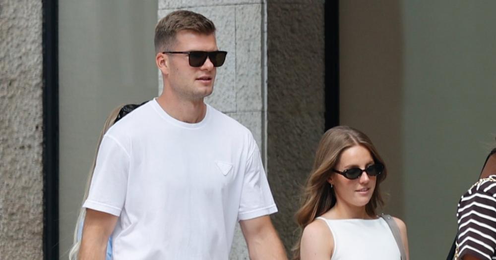 Alexander Sorloth y Lena Selnes, de paseo por las calles de la capital madrileña