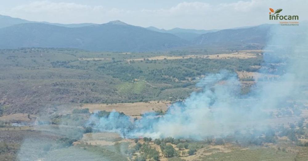 Siete medios y 36 efectivos luchan contra un incendio forestal declarado en Campillo de Ranas