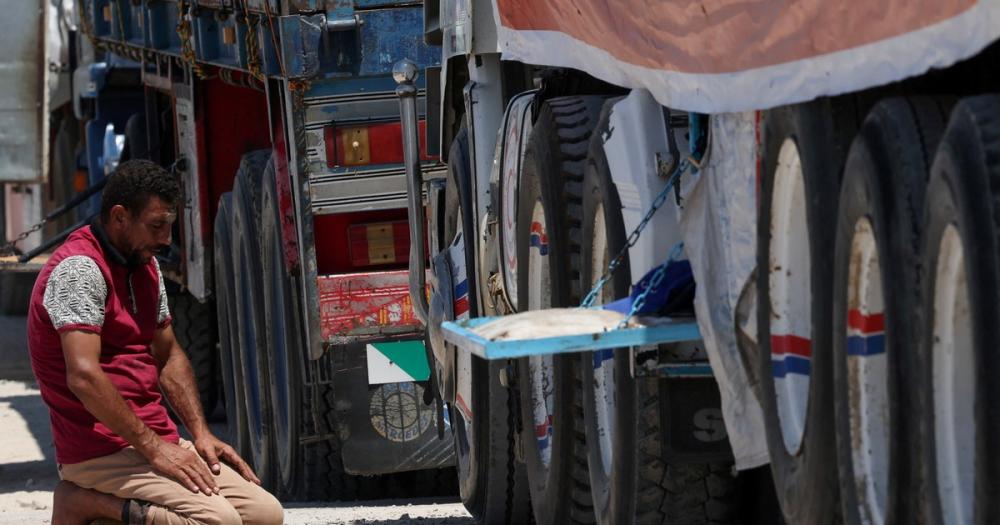 Otra tragedia en Gaza: cuatro camiones de ayuda vuelcan sobre la multitud y dejan un tendal de muertos