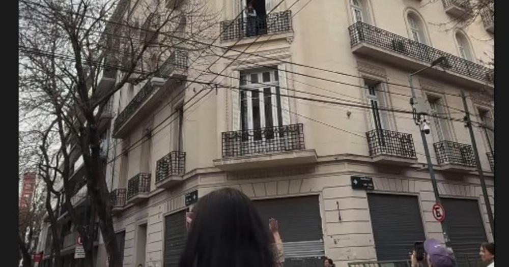 Una mediática trans hizo una particular convocatoria bajo el balcón de Cristina Kirchner, la exvice salió a saludar y ella la bendijo