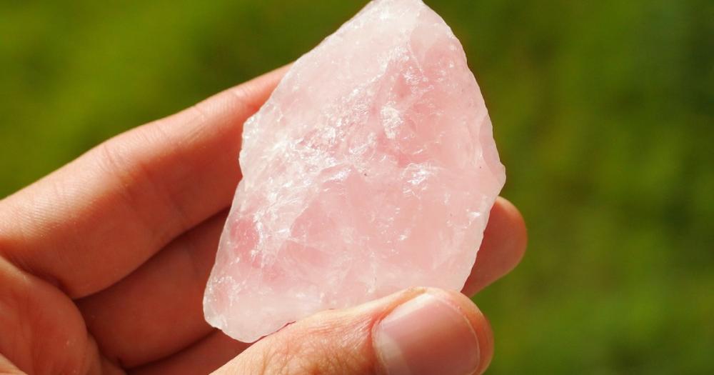 Cuarzo rosa del amor: cuáles son sus propiedades curativas para el corazón y el alma, según la gemoterapia