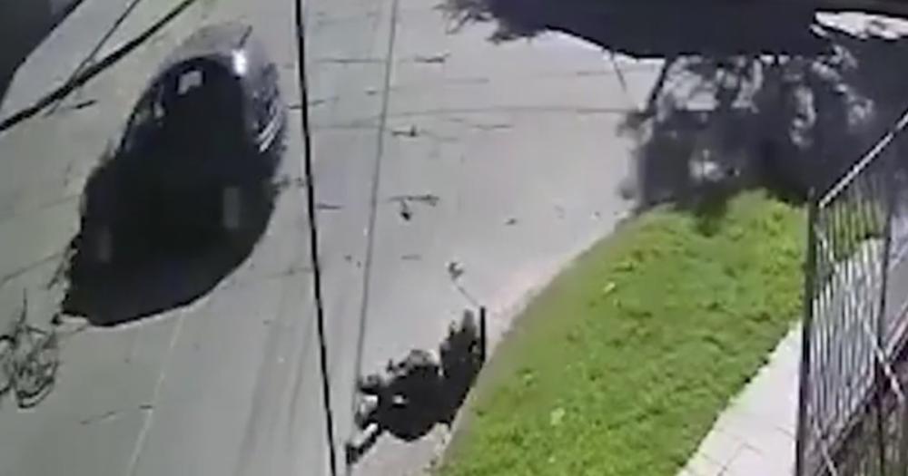 Atropelló a gran velocidad a un ciclista en Banfield, lo dejó tirado y huyó: el video que lo incrimina