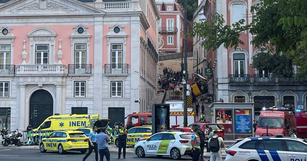 Descarriló un funicular en Lisboa y hay al menos 3 muertos: los videos de la tragedia