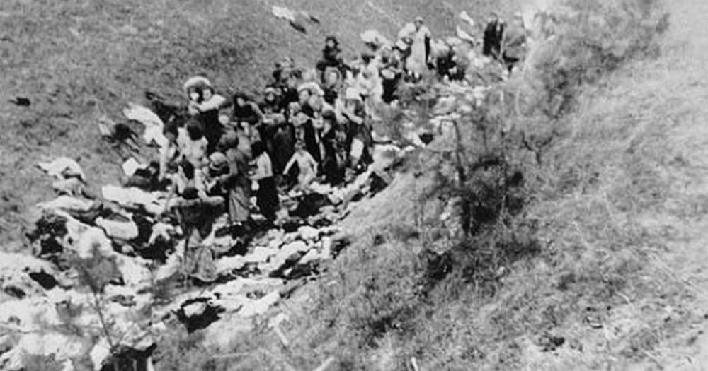 El día que los nazis convocaron a los judíos de Kiev a un “reasentamiento” y los ejecutaron, desnudos, al borde de un barranco