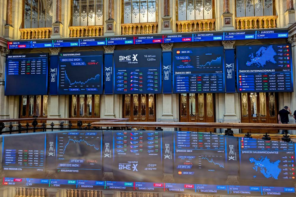 El BBVA se dispara un 5,5% tras la fallida opa y revalida su máximo de 2007, mientras el Sabadell cae un 8%