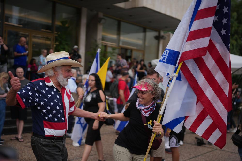 Última hora del conflicto en Oriente Próximo, en directo | Israel y Hamás firman el acuerdo de paz, que entrará en vigor cuando lo apruebe el Gobierno de Netanyahu