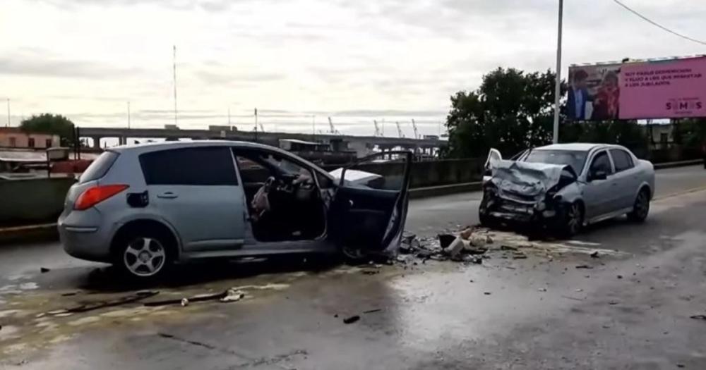 Brutal choque de dos autos en el Puente Avellaneda: hay tres heridos internados en grave estado