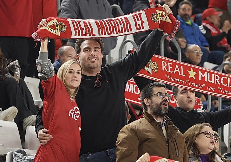 El Real Murcia prepara la tribuna y el fondo sur para la cita de hoy