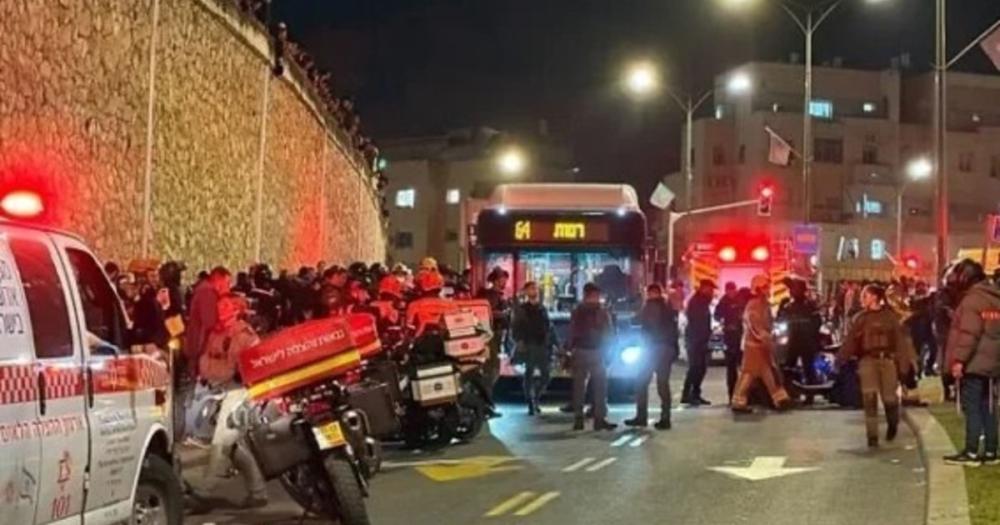 Un colectivo atropelló y pasó por encima a manifestantes en Jerusalén: un muerto